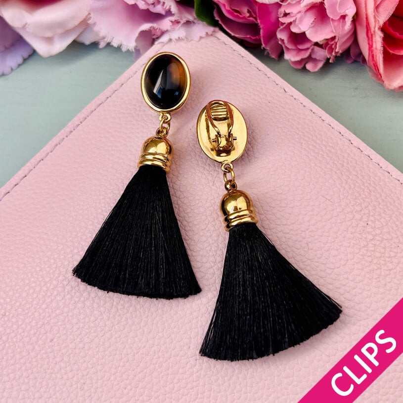 Schwarze Ohrringe als Ohrclips in Schildpattfarben mit schwarzer Quaste von AmuseToi