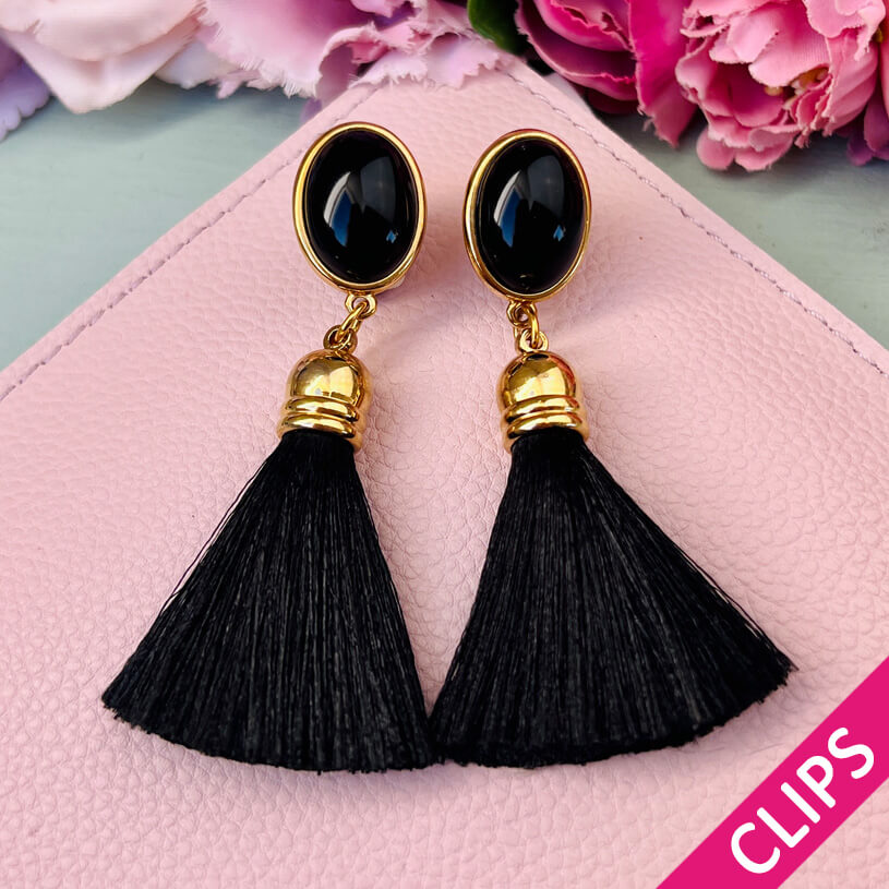 Schwarze Ohrringe als Ohrclips in Schwarz mit schwarzer Quaste von AmuseToi