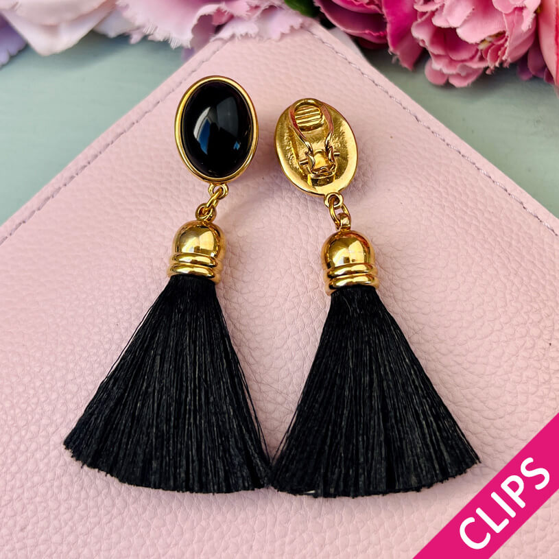 Schwarze Ohrringe als Ohrclips in Schwarz mit schwarzer Quaste von AmuseToi