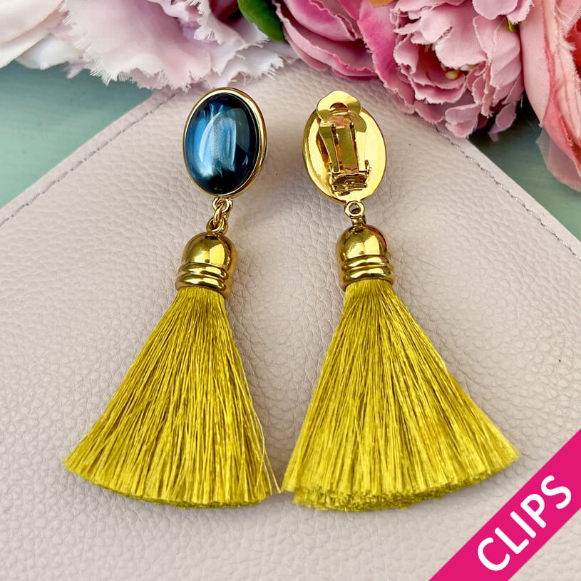 Dunkelblaue Ohrclips mit senfgelber Quaste von AmuseToi