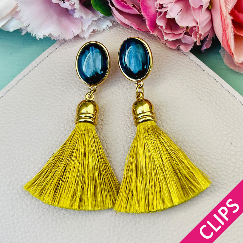 Dunkelblaue Ohrclips mit senfgelber Quaste von AmuseToi