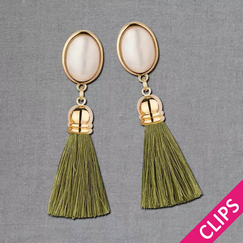 Schimmernde perlmuttfarbene Ohrclips mit Quasten in Schilfgrün