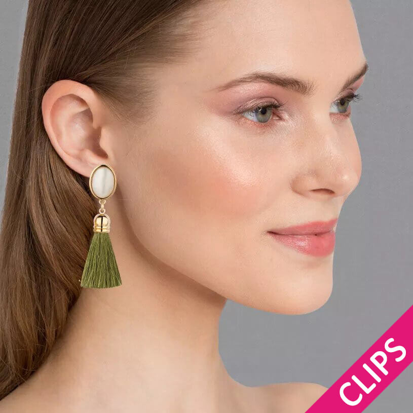 Schimmernde perlmuttfarbene Ohrclips mit Quasten in Schilfgrün