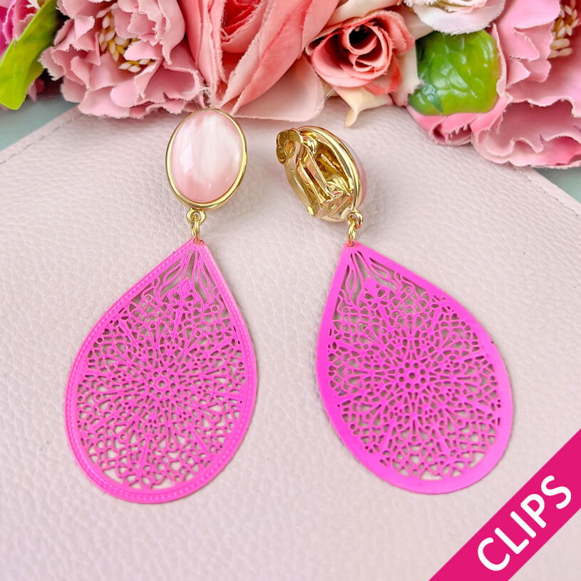 Schimmernde rosafarbene Ohrclips mit zartgeprägten Tropfen in Pink