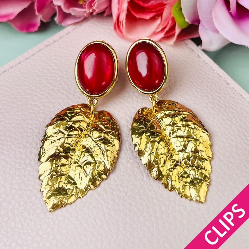 Dunkelrote Ohrclips mit großem goldenen Blatt von AmuseToi