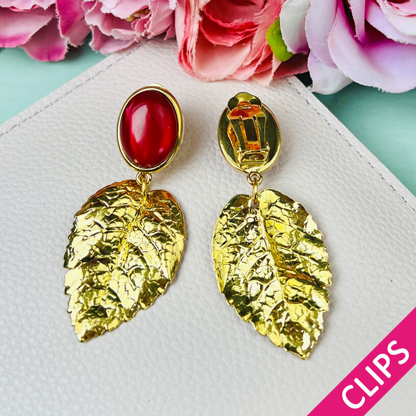 Dunkelrote Ohrclips mit großem goldenen Blatt von AmuseToi