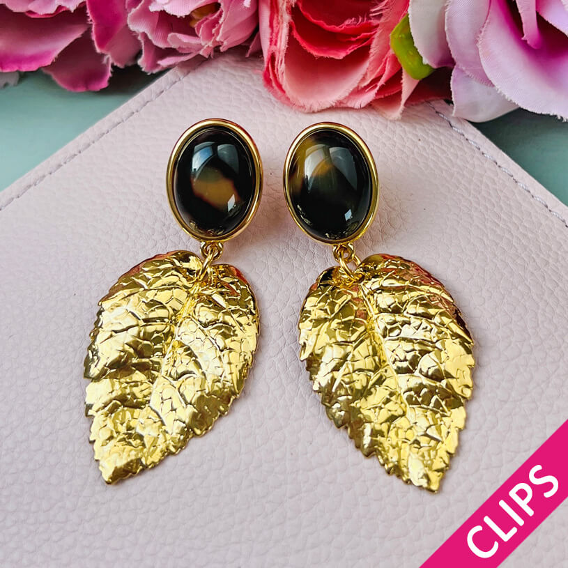 Schildpattfarbene Ohrclips mit großem goldenen Blatt von AmuseToi