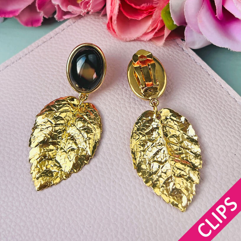 Schildpattfarbene Ohrclips mit großem goldenen Blatt von AmuseToi