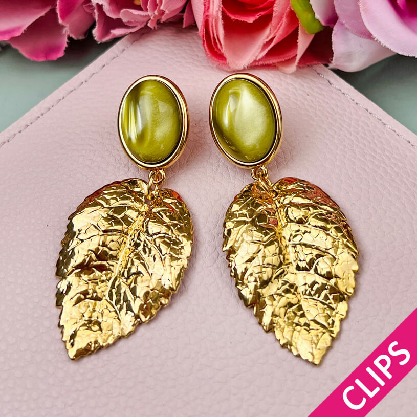 Senfgelbe Ohrclips mit großem goldenen Blatt von AmuseToi