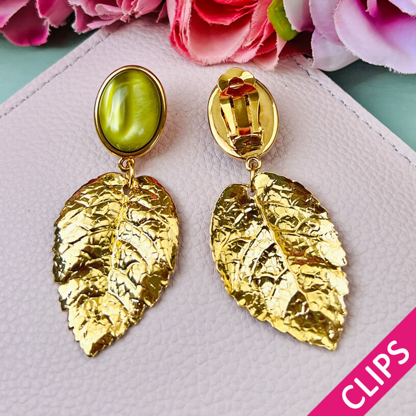 Senfgelbe Ohrclips mit großem goldenen Blatt von AmuseToi