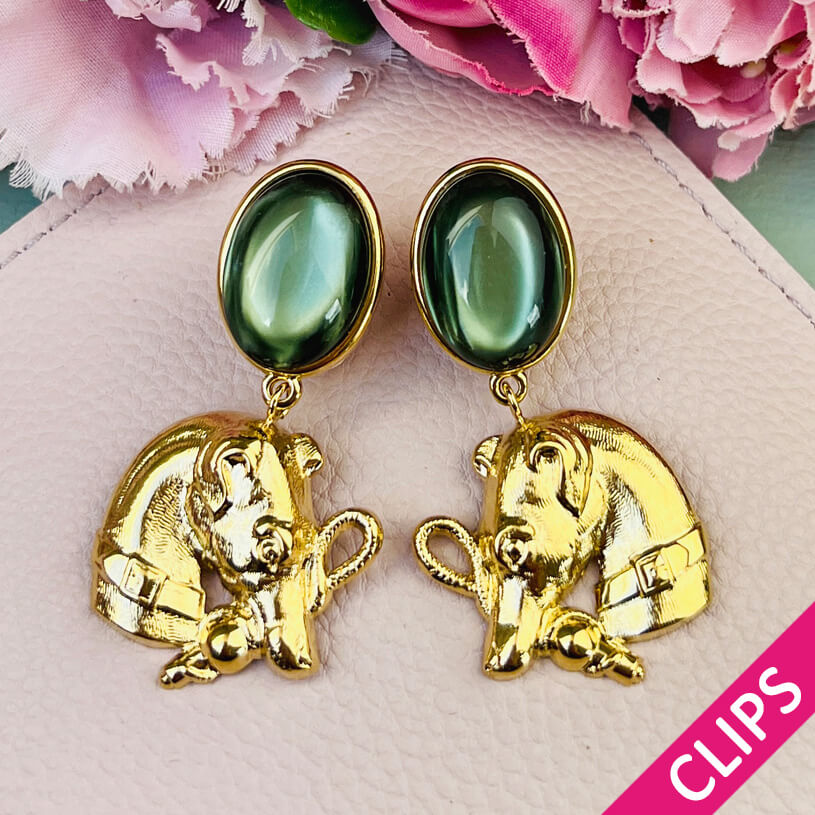 Vergoldete Ohrclips in Silbergrün mit Jagdhund von AmuseToi