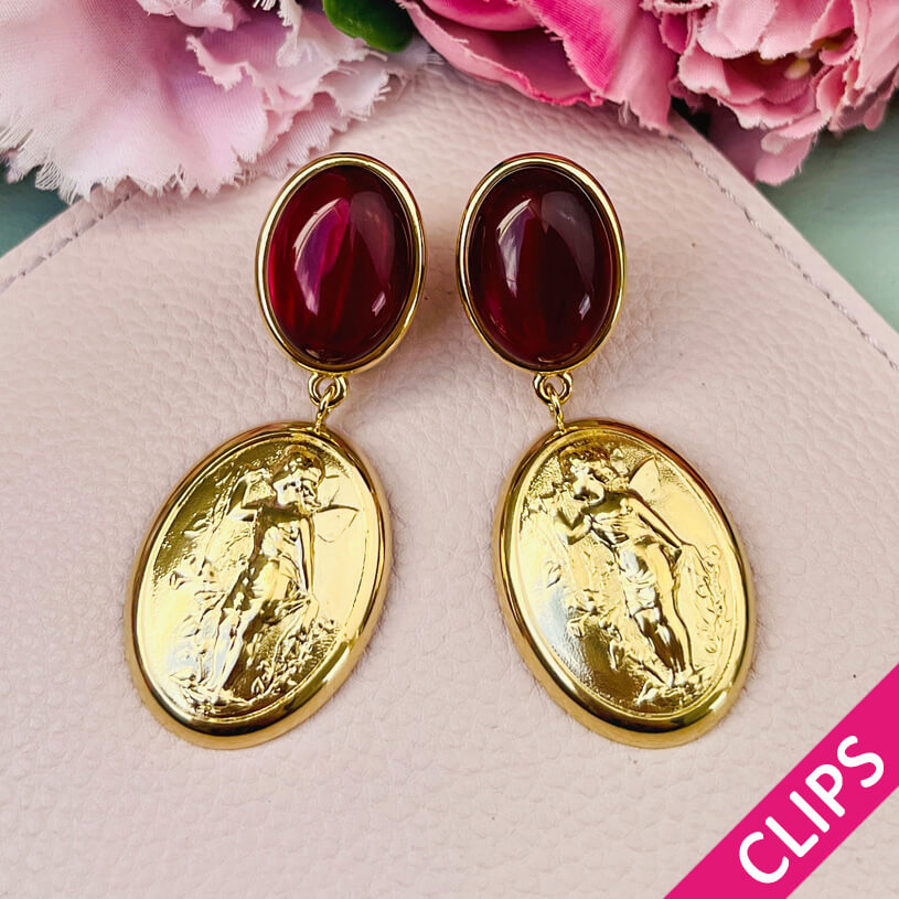 Dunkelrote Ohrclips mit Putte auf goldenem Oval