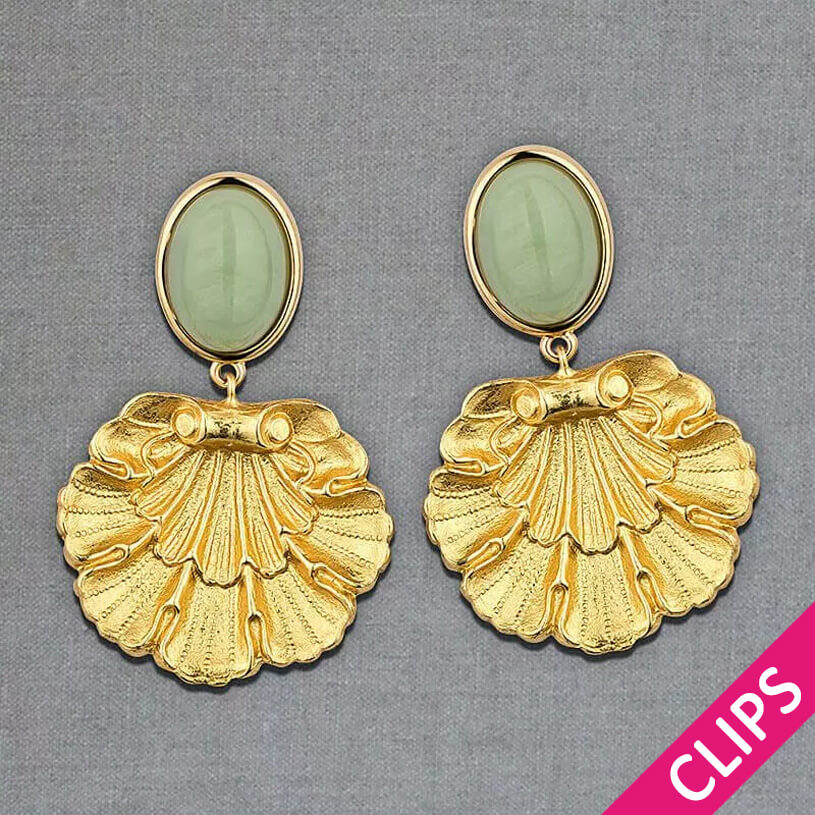 Vergoldete Ohrclips in Jadegrün mit goldenem Muschelornament von AmuseToi