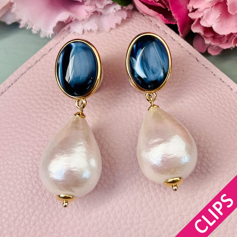 Dunkelblaue Ohrclips mit federleichten Baumwolltropfen