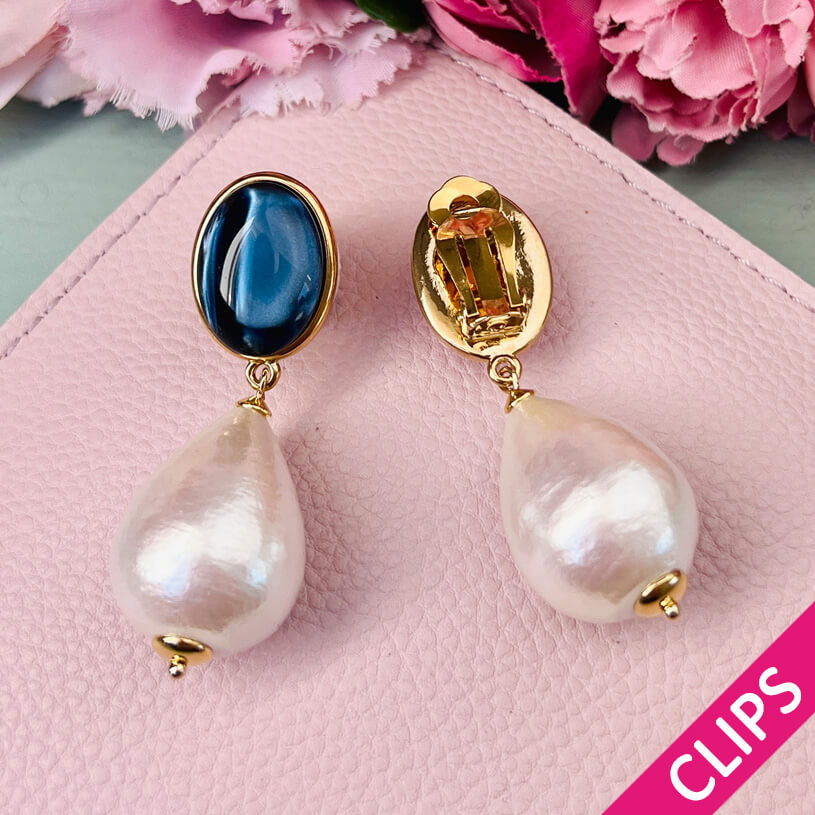 Dunkelblaue Ohrclips mit federleichten Baumwolltropfen