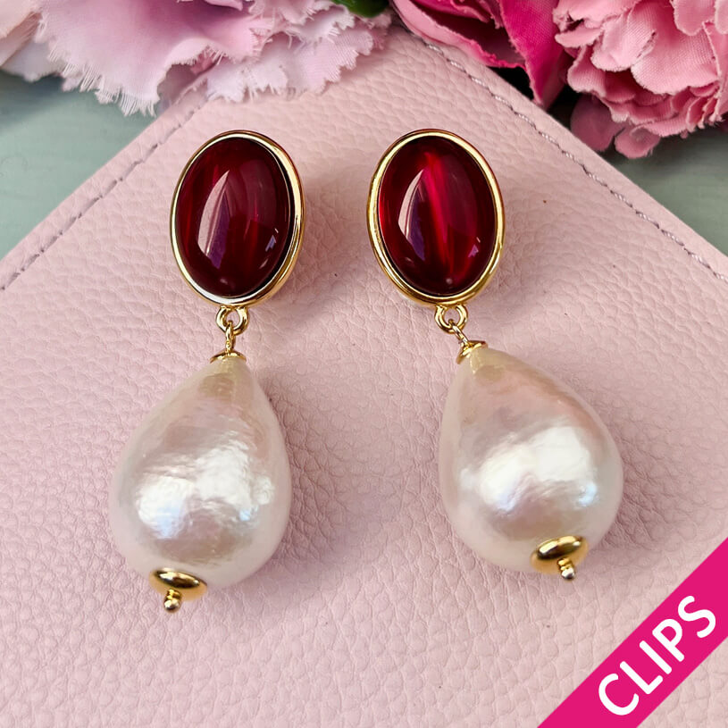 Dunkelrote Ohrclips mit federleichten Baumwolltropfen