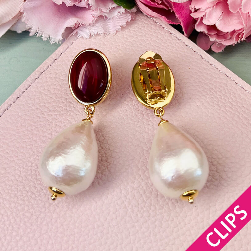 Dunkelrote Ohrclips mit federleichten Baumwolltropfen