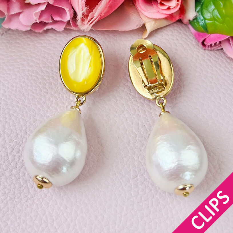 Gelbe Ohrclips mit federleichten Baumwolltropfen von AmuseToi