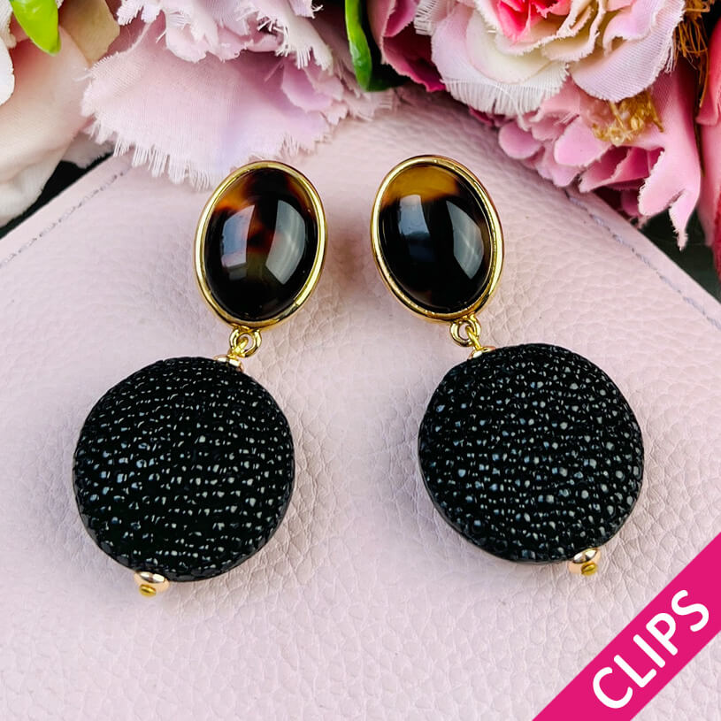 Schildpattfarbene Ohrclips mit schwarzem Anhänger in Rochenhautoptik