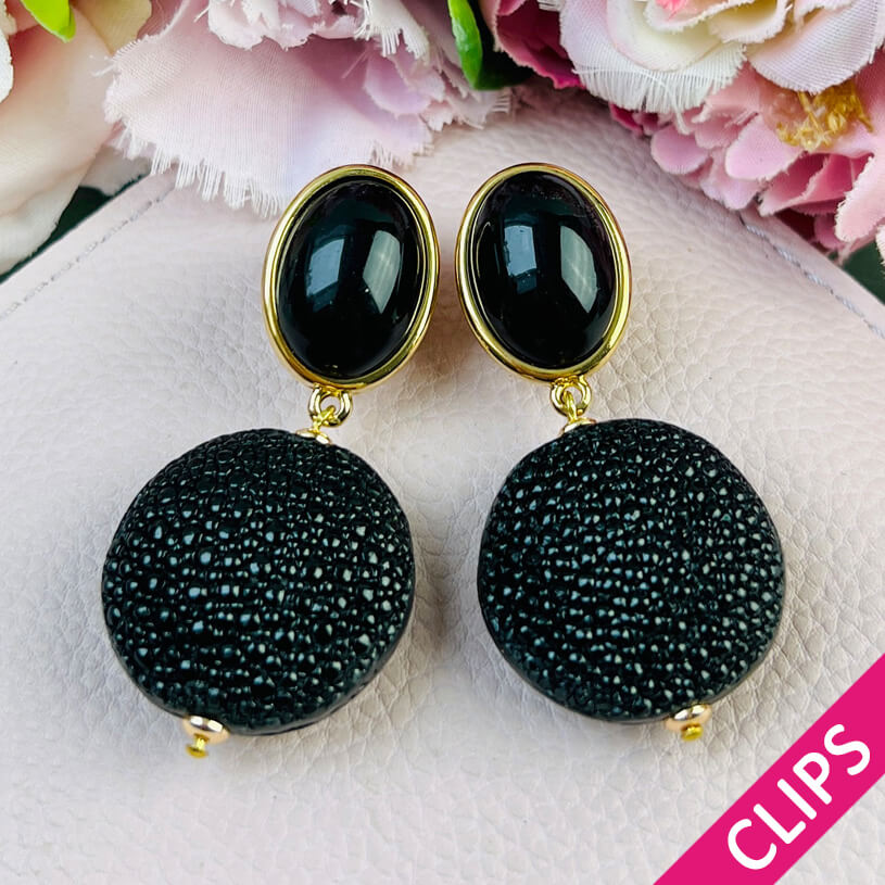 Schwarze Ohrclips mit Anhänger in Rochenhautoptik