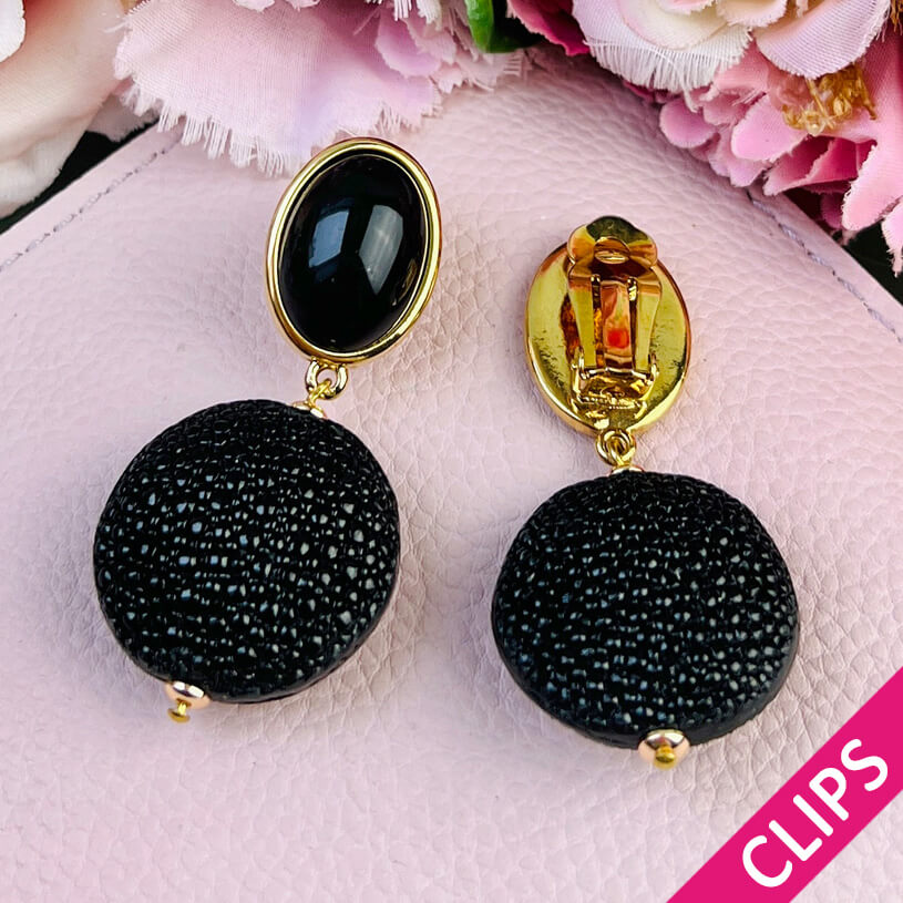 Schwarze Ohrclips mit Anhänger in Rochenhautoptik