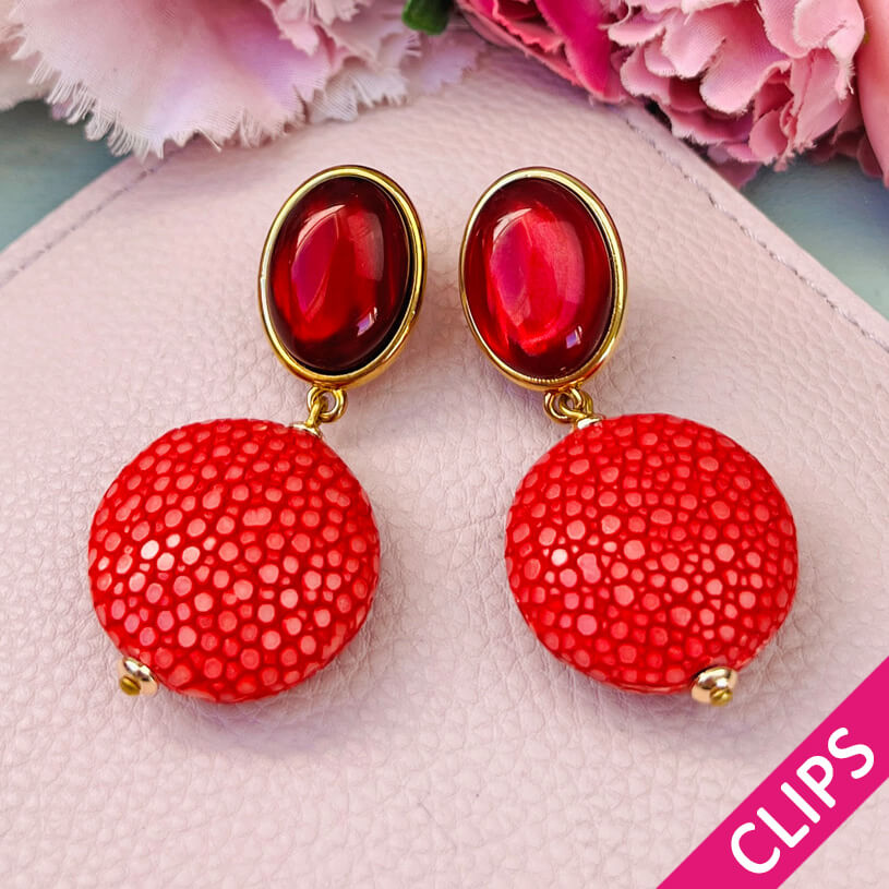 Dunkelrote Ohrclips mit rotem Anhänger in Rochenhautoptik