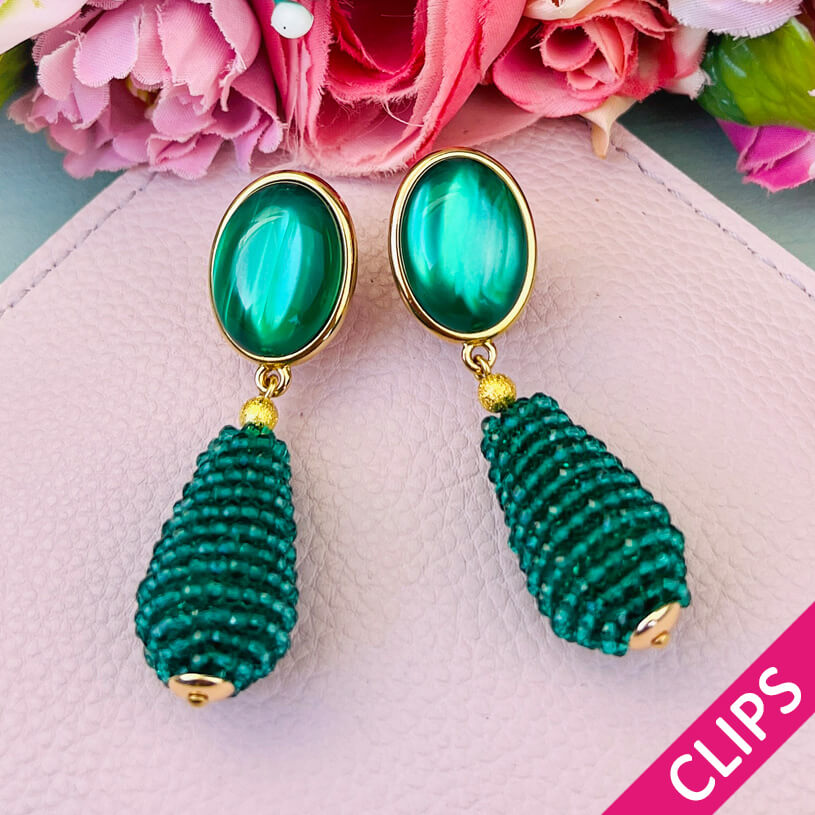 Dunkelgrün schimmernde Ohrclips mit glitzerndem Tropfen von AmuseToi