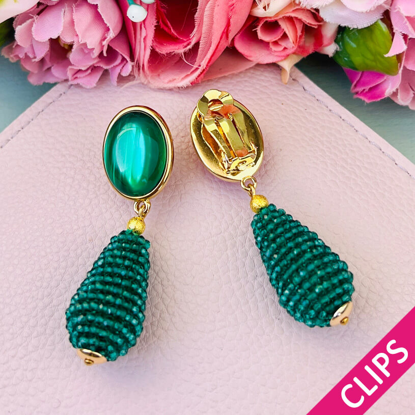 Dunkelgrün schimmernde Ohrclips mit glitzerndem Tropfen von AmuseToi