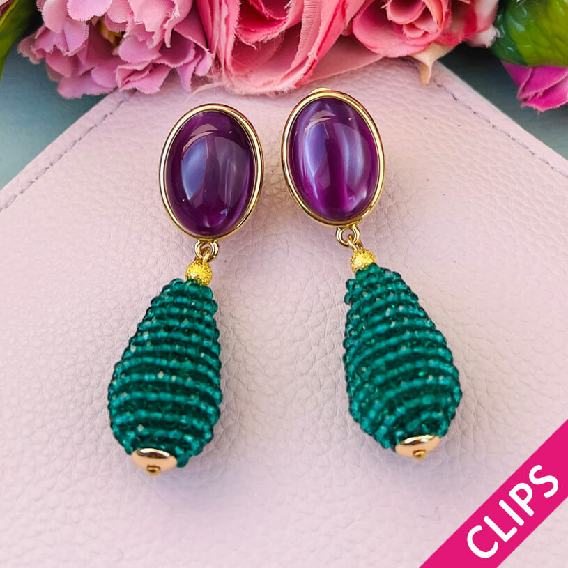 Amethystfarbene Ohrclips mit glitzerndem dunkelgrünem Tropfen von AmuseToi