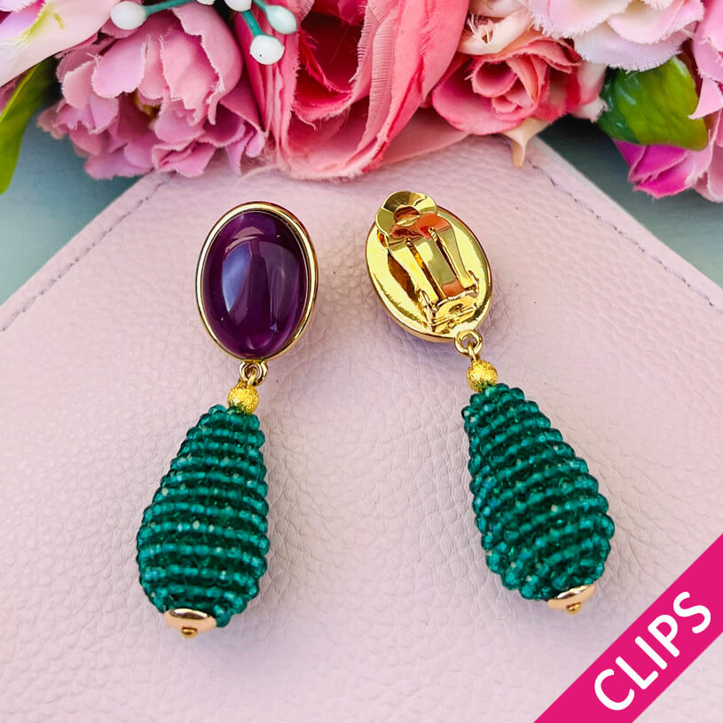 Amethystfarbene Ohrclips mit glitzerndem dunkelgrünem Tropfen von AmuseToi