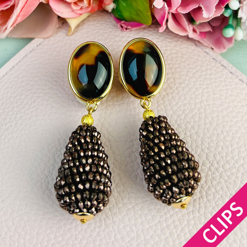 Schildpattfarbene ClipOhrringe mit glitzerndem dunkelbraunen Tropfen