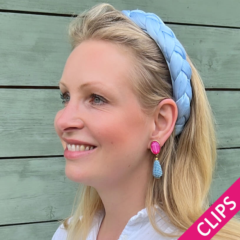 Pinke Ohrclips mit glitzerndem hellblauen Tropfen von AmuseToi
