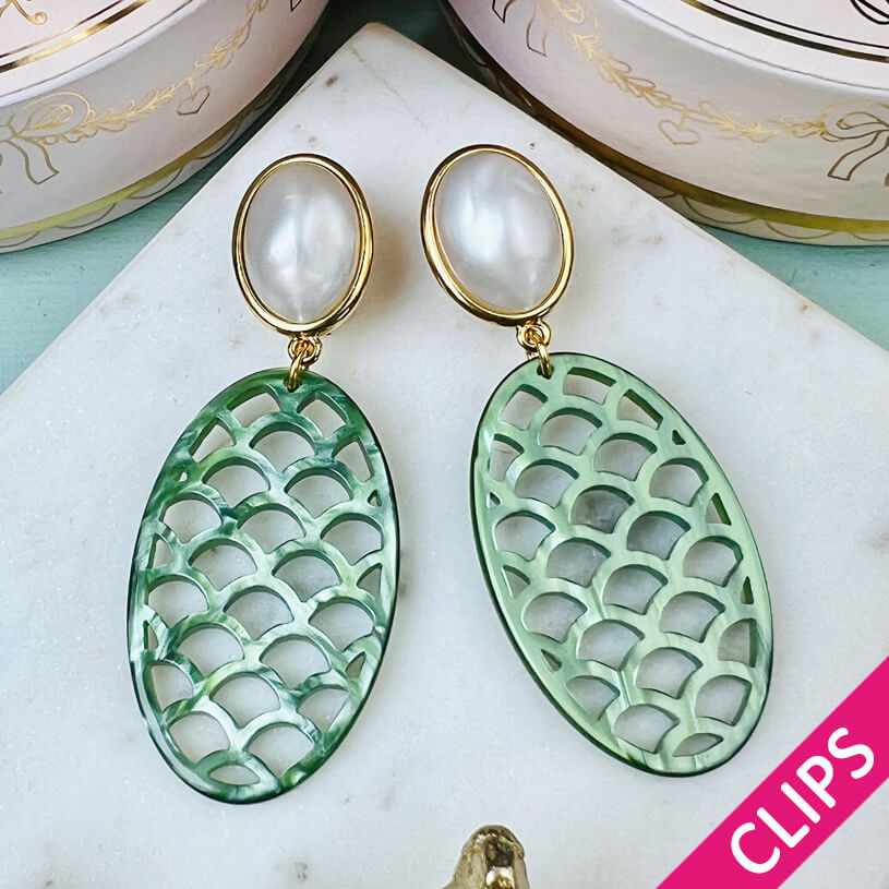 Vergoldete Ohrclips in schimmerndem Perlmutt mit Oval in Silbergrün