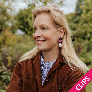 Funkelnde Ohrclips in Violett und Rosa mit federleichten Baumwolltropfen