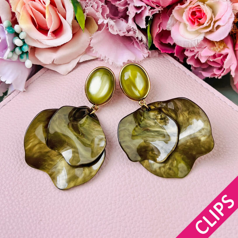 Senfgelbe Ohrclips mit Blütenblättern