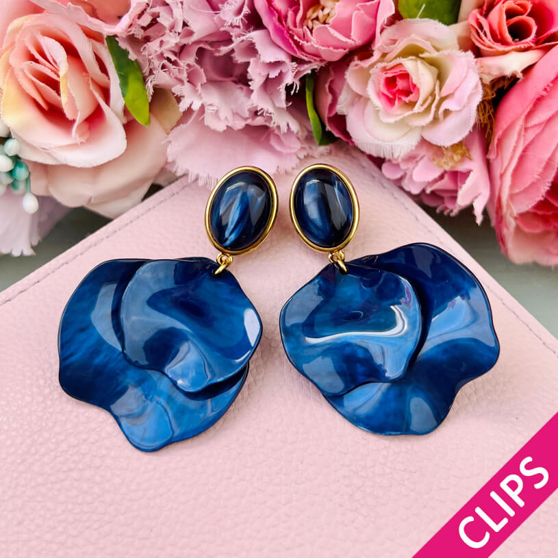 Dunkelblaue Ohrclips mit Blütenblättern