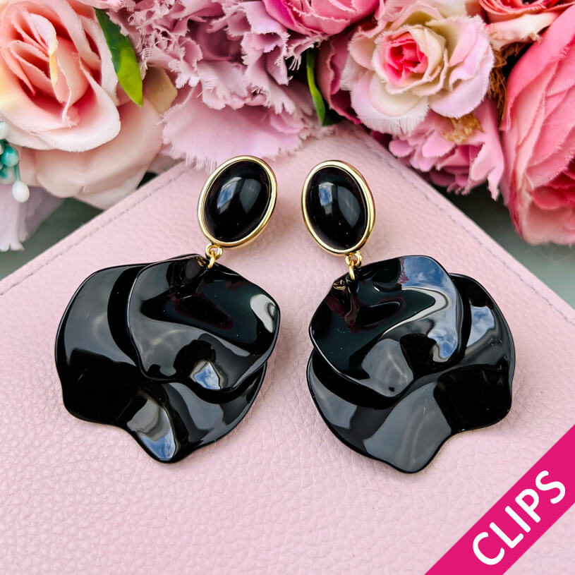 Schwarze Ohrclips mit Blütenblättern