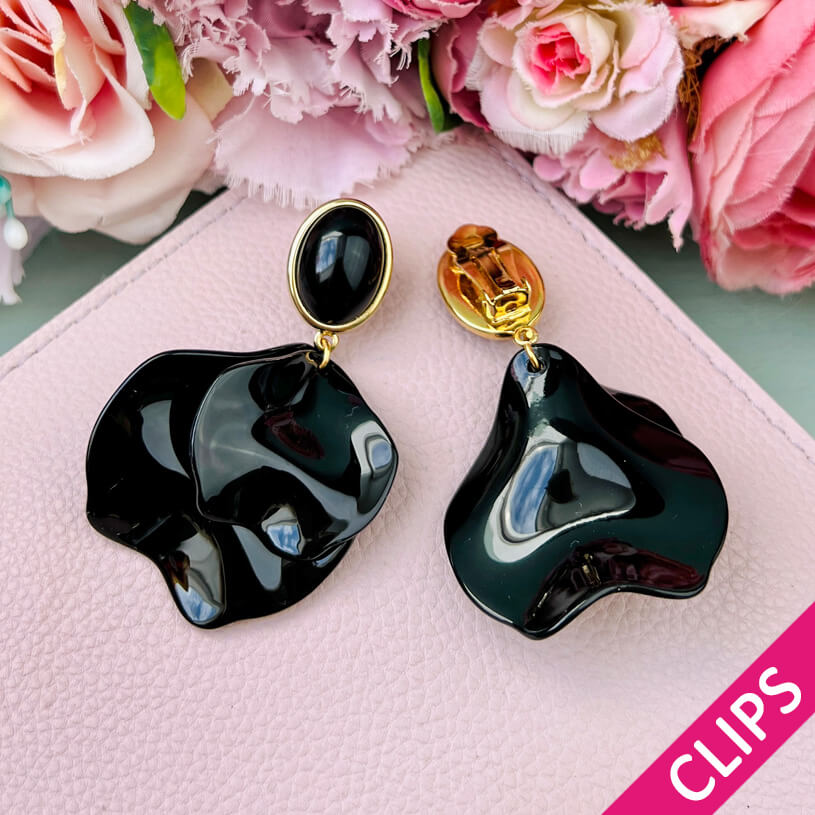 Schwarze Ohrclips mit Blütenblättern