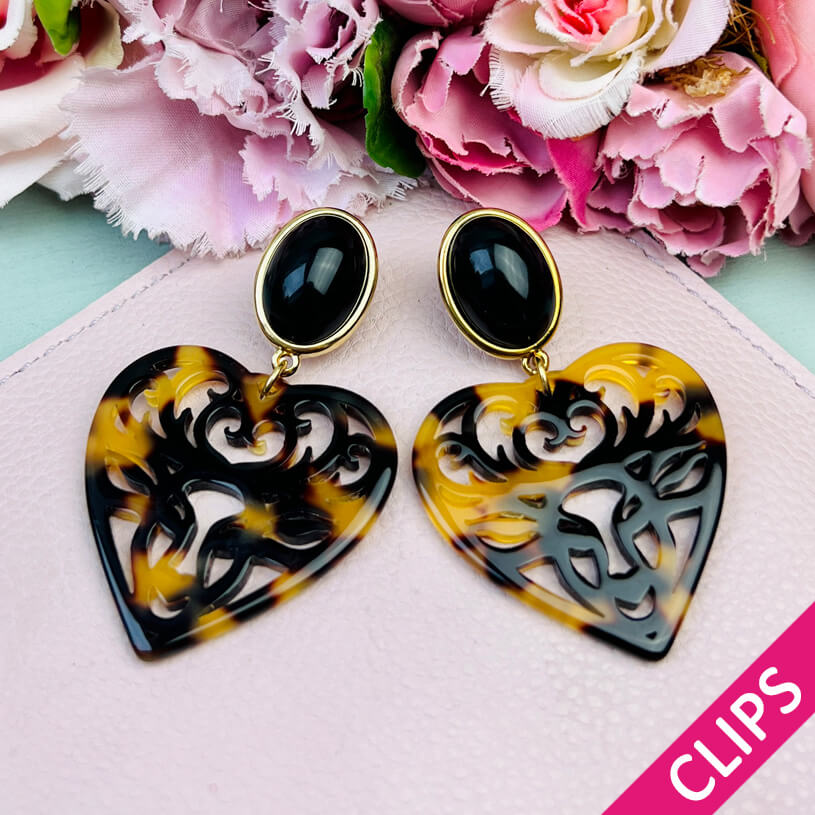 Schwarze Hirsch-Ohrclips mit Herz-Ornament in Schildpattfarben von AmuseToi
