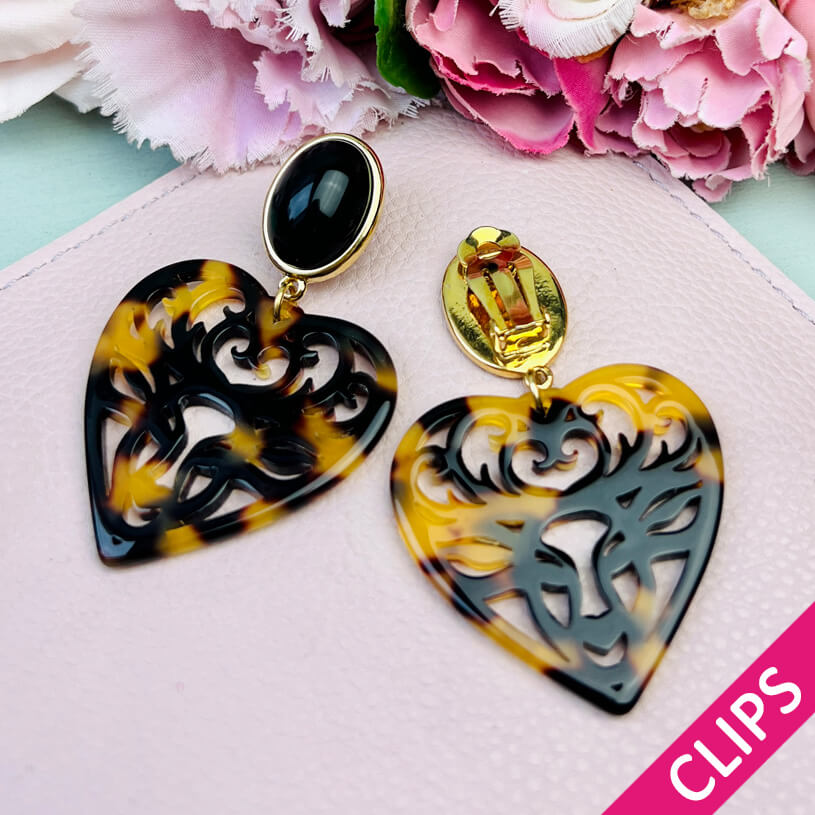 Schwarze Hirsch-Ohrclips mit Herz-Ornament in Schildpattfarben von AmuseToi