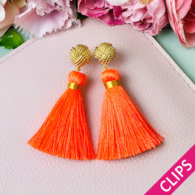 Vergoldete Knoten-Ohrclips mit neonoranger Quaste