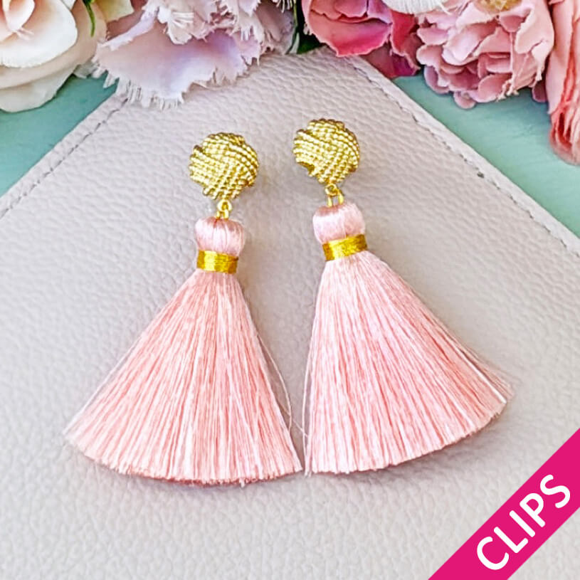 Vergoldete Knoten-Ohrclips mit rosafarbener Quaste