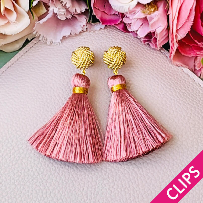 Vergoldete Knoten-Ohrclips mit puderrosafarbener Quaste
