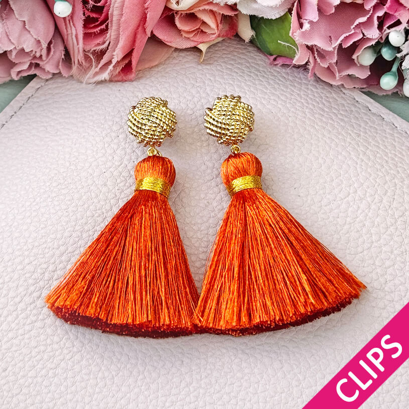 Vergoldete Knoten-Ohrclips mit oranger Quaste