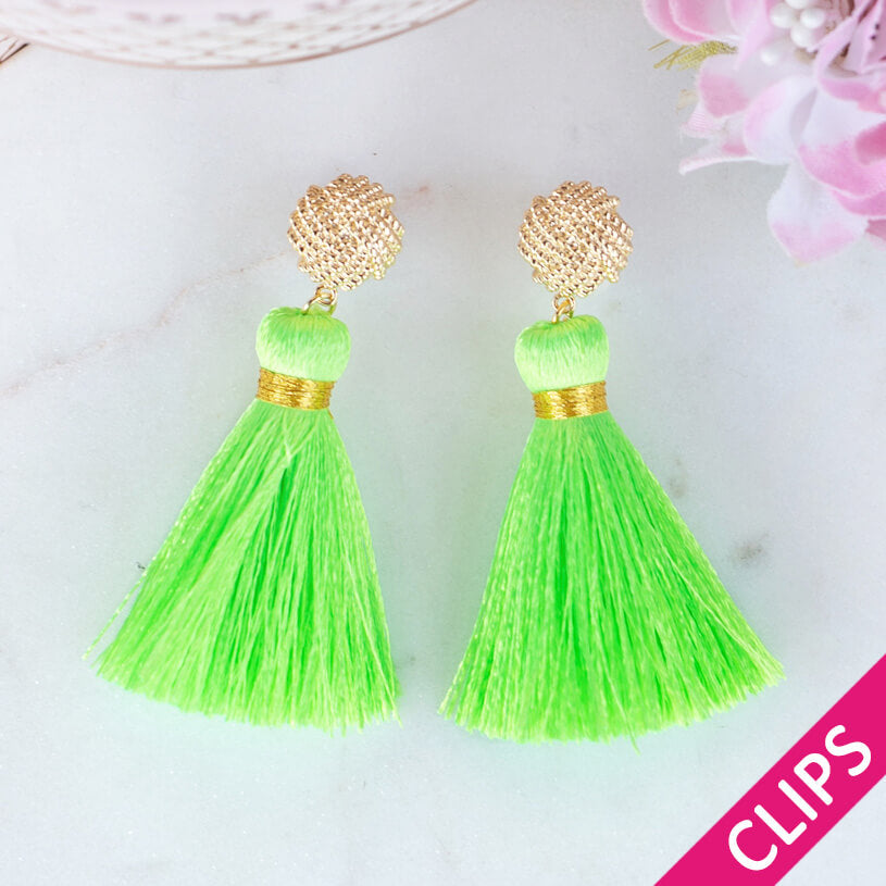 Vergoldete Knoten-Ohrclips mit neongrüner Quaste