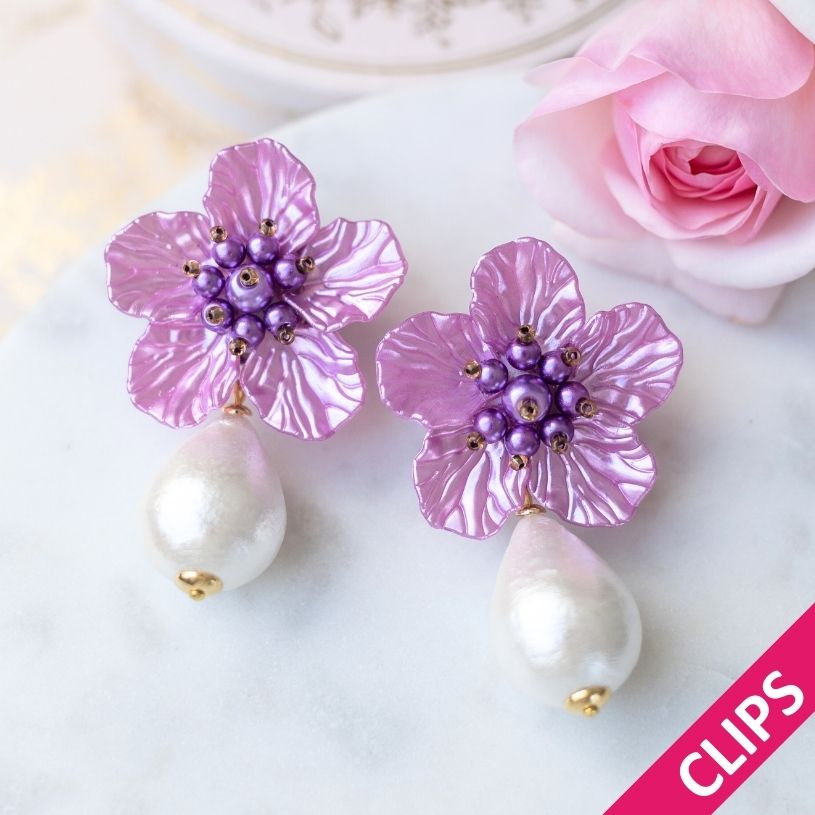 Elegante Blüten-Ohrclips in Altrosa-Violett mit federleichten Baumwolltropfen