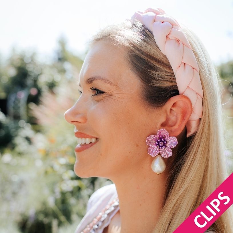 Elegante Blüten-Ohrclips in Altrosa-Violett mit federleichten Baumwolltropfen