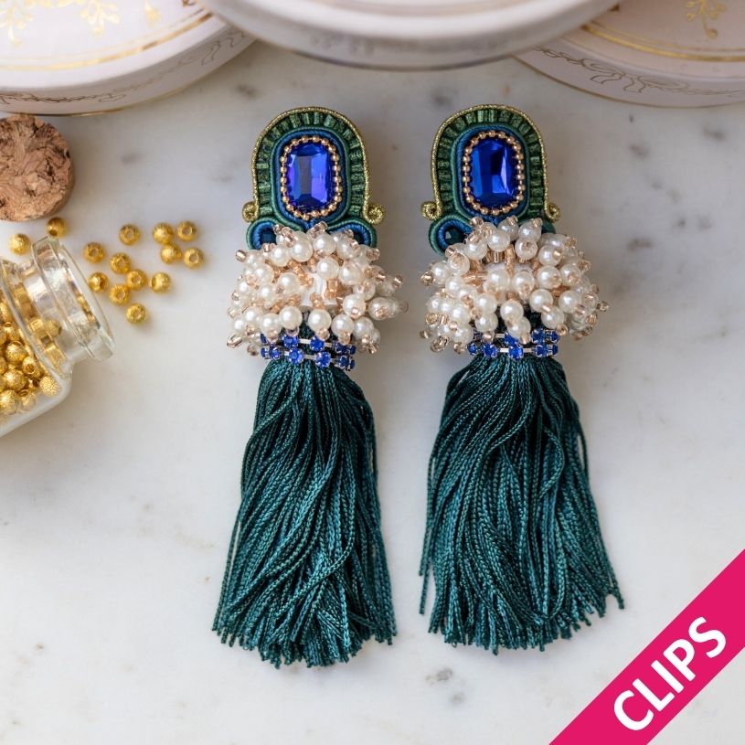 Auffällige Soutache-Quastenohrclips in Dunkelbau und Grün