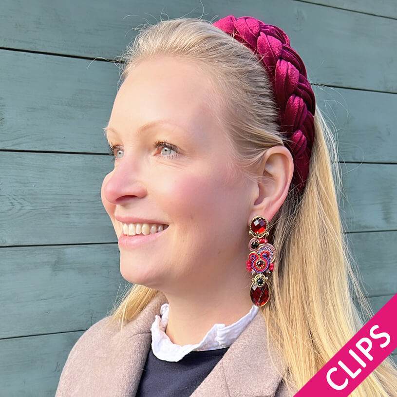 Schimmernde Soutache Ohrclips mit seidigen Bändern in Gold und funkelnden Tropfen in Rot