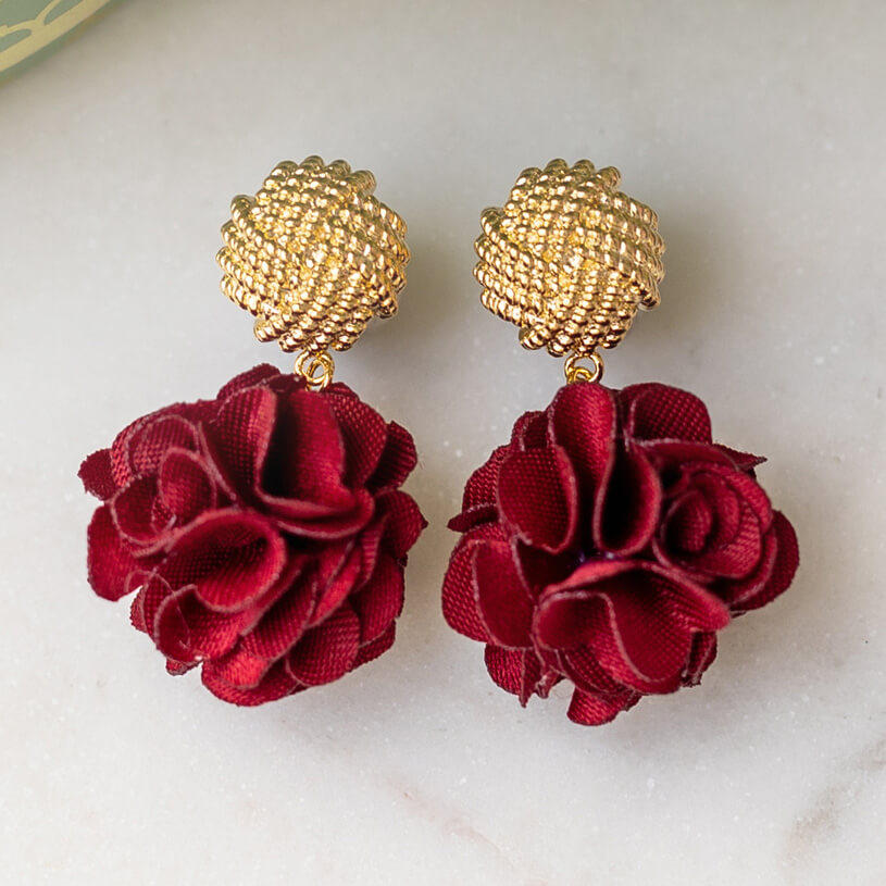 Vergoldete Knoten-Ohrstecker mit dunkelrotem Blüten-Pompom